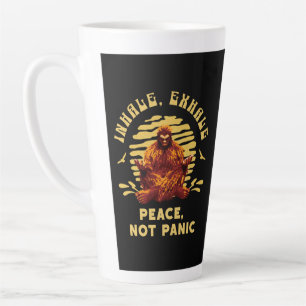 Tasse Latte Conception de méditation Bigfoot Paix et non paniq