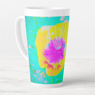 Tasse Latte Coquelicot jaune avec centre rose vif sur turquois