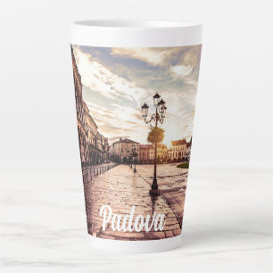Tasse Latte Coucher de soleil sur la place à Padoue en Italie