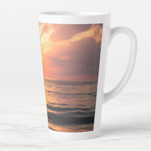 Tasse Latte coucher de soleil sur l'eau