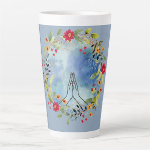 Tasse Latte Couleur d'eau des mains de prière