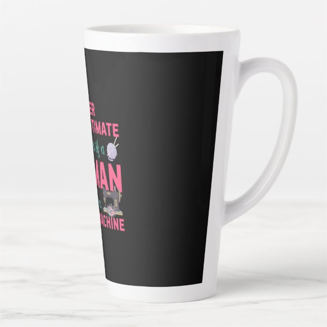 Tasse Latte Couturière Le pouvoir d'une femme avec une machine (Droite)