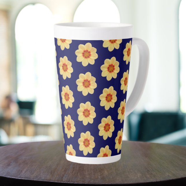 Tasse Latte Dahlia jaune motif floral sur bleu (In Situ)