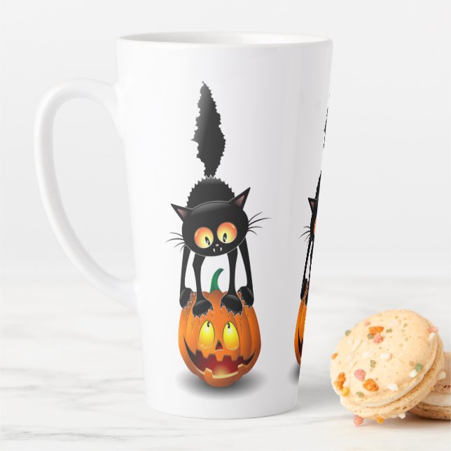 Tasse Latte Dessin d'Halloween au chat effrayé sur Citrouille (En situation)