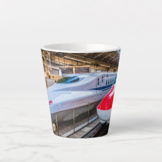 Tasse Latte Deux Shinkansen à la gare de Tokyo
