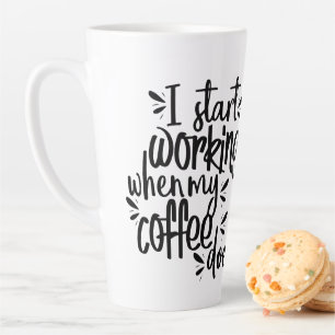 Tasse Latte Drôle, je commence à travailler quand mon café par