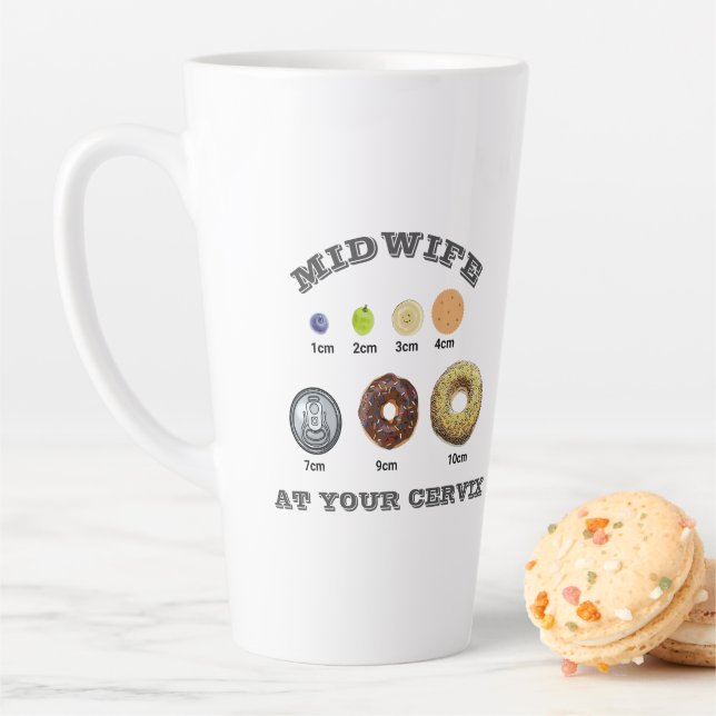 Tasse Latte Drôle Midwoman "At Your Cervix" mesure cm (En situation)