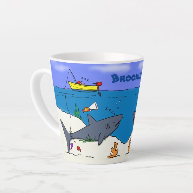 Tasse Latte Drôle requin couché et dessin animé de pêche (Angle gauche)