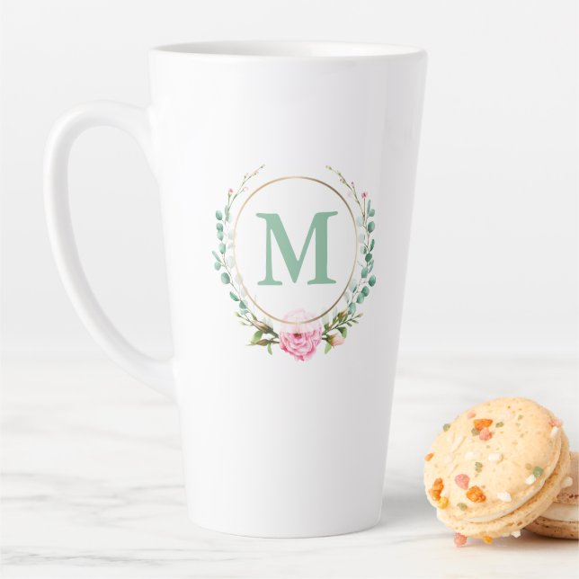 Tasse Latte Élégant monogramme de couronne florale rose rose (En situation)