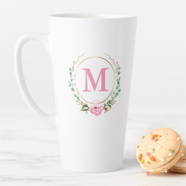 Tasse Latte Élégante couronne florale avec monogramme rose et  (En situation)