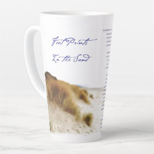 Tasse Latte empreintes dans le sable