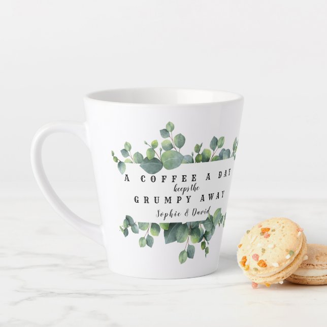 Tasse Latte Eucalyptus Feuillage Un Café Un Jour Monogramme (En situation)