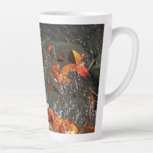 Tasse Latte Feuilles d'automne dans la cascade I Photographie 
