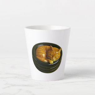Tasse Latte figurine en porcelaine de chat roux dans un pneu