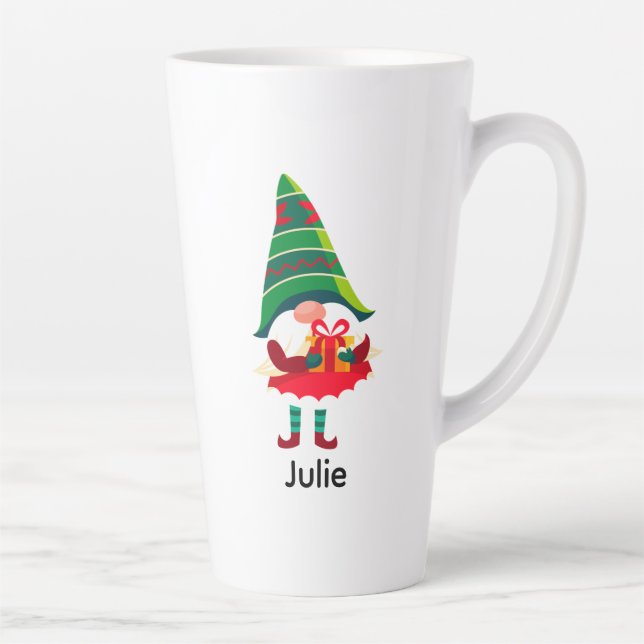 Tasse Latte Gnome de Noël personnalisée tenant une boîte cadea (Droite)