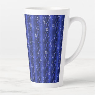 Tasse Latte gouttes de pluie sur le métal bleu
