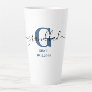 Tasse Latte Grand-père Élégant Script Monogramme Bleu