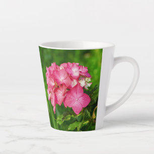 Tasse Latte Hydrangia Fleurs roses avec Feuilles verts