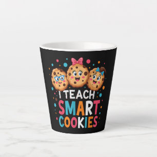 Tasse Latte J'enseigne aux cookies intelligents professeur de