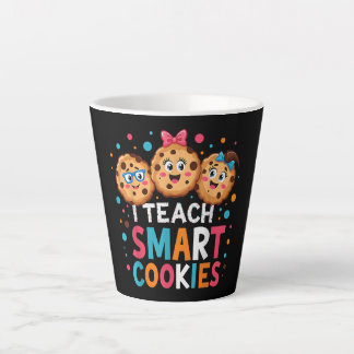 Tasse Latte J'enseigne aux cookies intelligents professeur de 