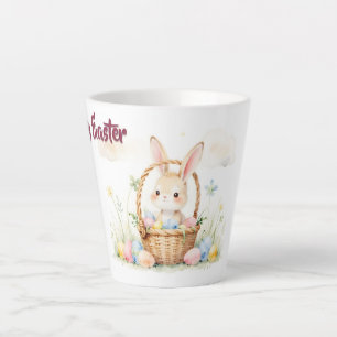 Tasse Latte Joli lapin de Pâques dans un panier avec des œufs
