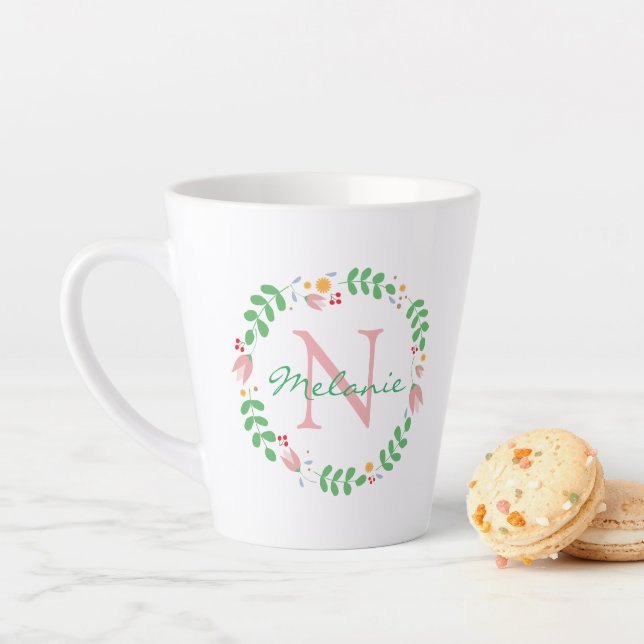 Tasse Latte Jolies fleurs de printemps Wreath Monogrammé (En situation)