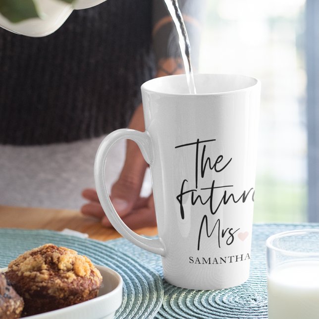 Tasse Latte La future Mme et Votre Nom | Cadeau de beauté mode (Créateur téléchargé)