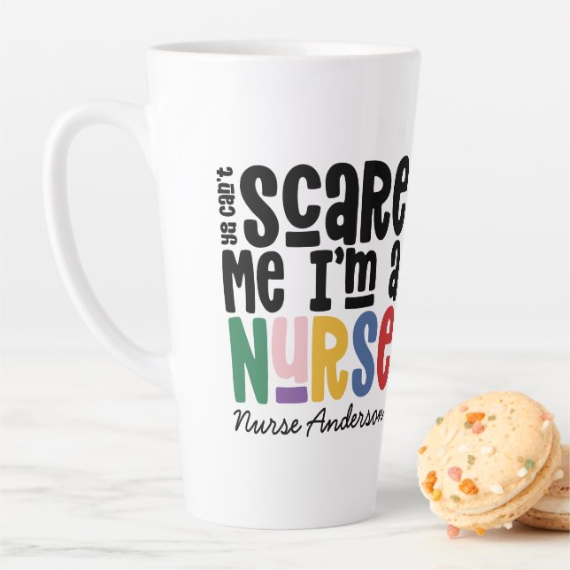 Tasse Latte La typographie amusante des infirmières arc-en-cie (En situation)