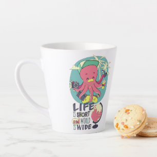 Tasse Latte La vie est courte et le monde est large.