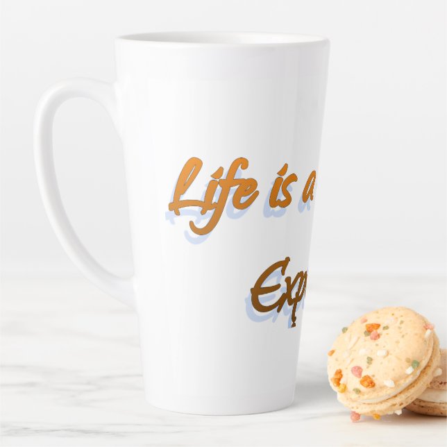 Tasse Latte La Vie Est Un Voyage (En situation)