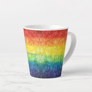 Tasse Latte Le drapeau tie-dyé de SlipperyJoe arc-en-ciel pres
