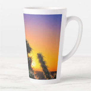 Tasse Latte Lever de soleil dans le désert à travers les silho