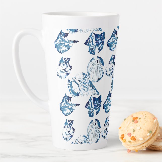 Tasse Latte littoral chic indigo bleu marine (En situation)
