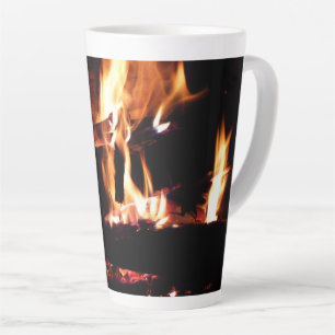 Tasse Latte Logs dans la cheminée Photographie de feu chaud