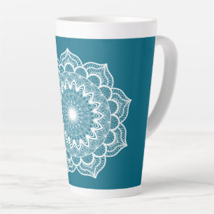 Tasse Latte Mandala blanc sur fond bleu