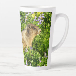 Tasse Latte Marmotte dans les fleurs sauvages du mont Rainier