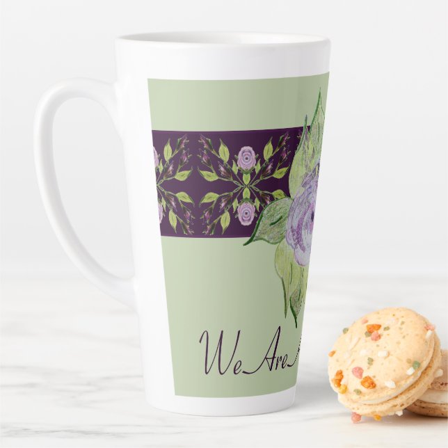 Tasse Latte Mauve violet et vert (En situation)