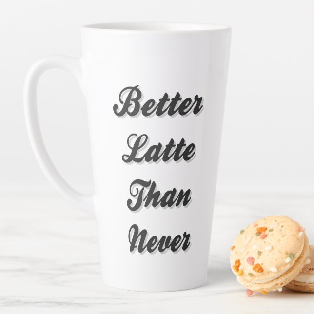 Tasse Latte  Mieux Latte que Never Fancy Font (En situation)