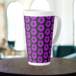 Tasse Latte Modèle floral de géranium violet sur noir