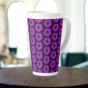 Tasse Latte Modèle floral de géranium violet sur noir