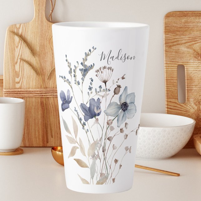 Tasse Latte Monogramme Chic Joli Aquarelle Bleu Floral (In situ)