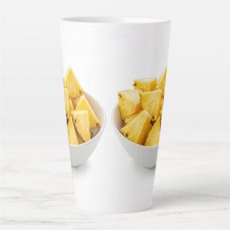 Tasse Latte morceaux d'ananas dans un bol