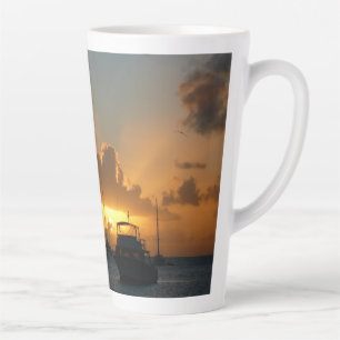 Tasse Latte Navires et Sunset Tropical Seascape