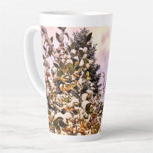 Tasse Latte Neige fraîche sur Feuilles colorés