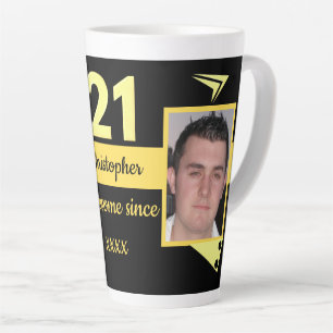 Tasse Latte Noir et jaune avec nom Photo d'anniversaire 21 ans