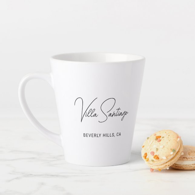 Tasse Latte Nom moderne personnalisé de la résidence (En situation)