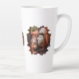 Tasse Latte Orangutan bébé souriant dans les bras de la mère
