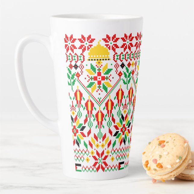 Tasse Latte Palestine Tatreez Broderie traditionnelle (En situation)