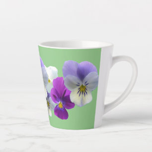 Tasse Latte Pansies violettes et blanches Lumineuses en latte