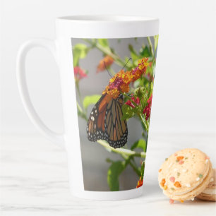 Tasse Latte Papillon monarque sur le papillon rouge Bush